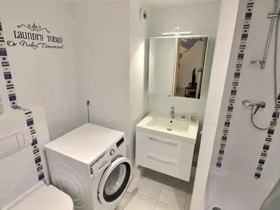 Salle de bains dans l'établissement Appartement lumineux à Colmar avec terrasse, parking et WiFi – 5 min du centre - FR-1-722-1