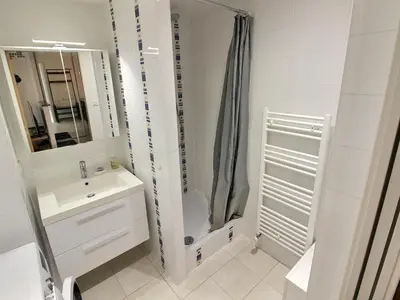 Salle de bains dans l'établissement Appartement lumineux à Colmar avec terrasse, parking et WiFi – 5 min du centre - FR-1-722-1