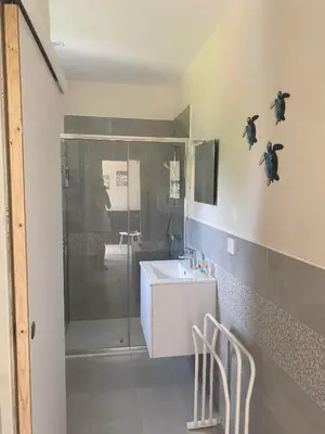 Salle de bains dans l'établissement Gîte Auberge du fumoir