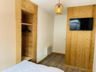 Télévision ou salle de divertissement dans l'établissement Gîte du Charme - atypique et chaleureux