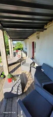 Coin salon dans l'établissement Appartement cosy - grande terrasse pleine vue lac