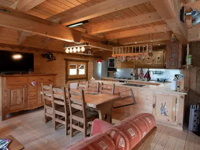 Cuisine ou kitchenette dans l'établissement Chalet ensoleillé dans les Hautes Vosges avec terrasse, local vélos et skis, charges incluses - FR-1-589-486