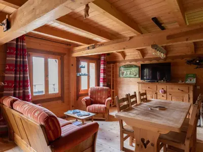 Télévision ou salle de divertissement dans l'établissement Chalet ensoleillé dans les Hautes Vosges avec terrasse, local vélos et skis, charges incluses - FR-1-589-486