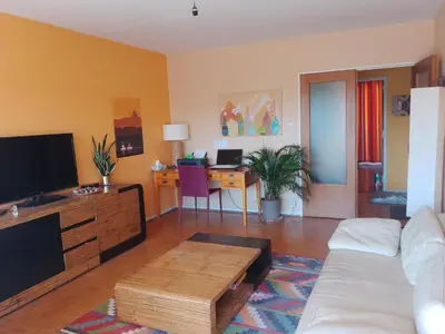 Télévision ou salle de divertissement dans l'établissement Appartement avec balcon : Le Serenity