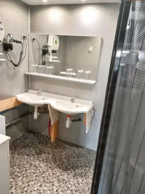 Salle de bains dans l'établissement Maison accueillante avec jardin proche d'Échenans.