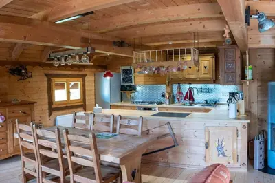 Cuisine ou kitchenette dans l'établissement Chalet au coeur des Vosges / Le Chalet d'Hannopré