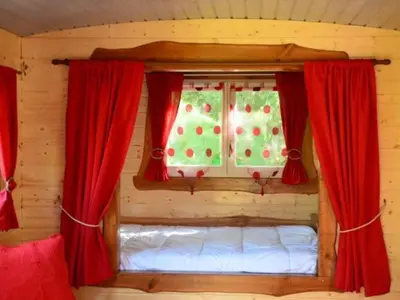 Un ou plusieurs lits dans un hébergement de l'établissement Roulotte cosy avec kitchenette, ruisseau apaisant et espace bien-être, nuit insolite à Ferdrupt - FR-1-589-444