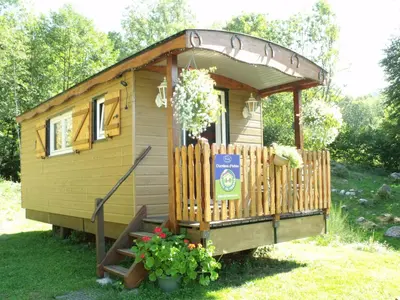 Jardin de l'établissement Roulotte cosy avec kitchenette, ruisseau apaisant et espace bien-être, nuit insolite à Ferdrupt - FR-1-589-444