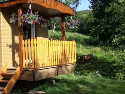 Jardin de l'établissement Roulotte cosy avec kitchenette, ruisseau apaisant et espace bien-être, nuit insolite à Ferdrupt - FR-1-589-444