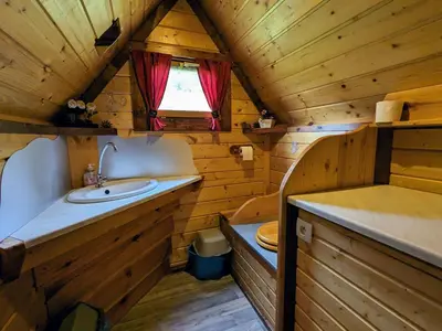 Plan de l'établissement Escapade Romantique: Cabane avec Terrasse Panoramique, Poêle à Bois et Éclairage Multicolore - FR-1-589-441
