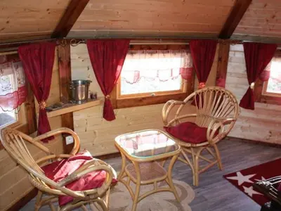 Coin salon dans l'établissement Escapade Romantique: Cabane avec Terrasse Panoramique, Poêle à Bois et Éclairage Multicolore - FR-1-589-441