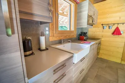 Cuisine ou kitchenette dans l'établissement Chalet Cafourotte, au calme, SPA