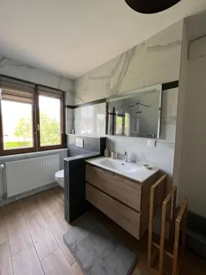 Cuisine ou kitchenette dans l'établissement Le Cerisier - Route des vins - Parking et terrasse avec vue sur montagnes et vignoble