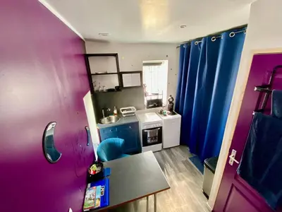 Cuisine ou kitchenette dans l'établissement Petite maison au calme avec jardin clôturé les animaux bienvenue