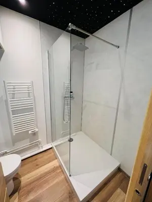 Salle de bains dans l'établissement L’esplanade du lac