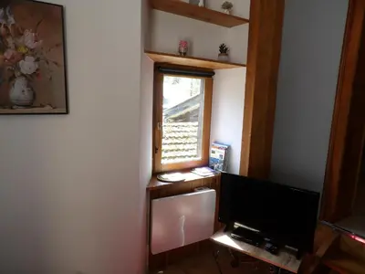 Télévision ou salle de divertissement dans l'établissement Charmant studio au calme à Murbach vue jardin, parking & Wi-Fi gratuit