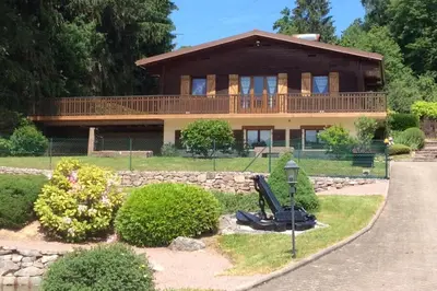 Jardin de l'établissement Chalet du Cerf dans un cadre de verdure