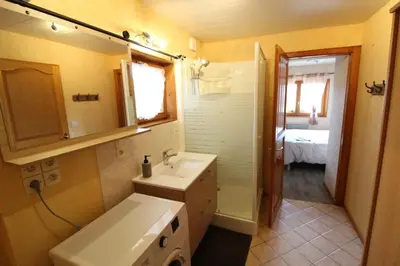 Salle de bains dans l'établissement Chalet du Cerf dans un cadre de verdure