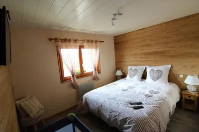 Un ou plusieurs lits dans un hébergement de l'établissement Chalet du Cerf dans un cadre de verdure