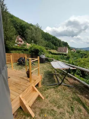 Paysage naturel près de la tente de luxe