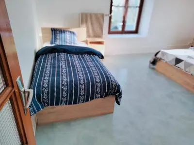 Un ou plusieurs lits dans un hébergement de l'établissement Grand appartement de 4 Chambres moderne et lumineux, entièrement meublé