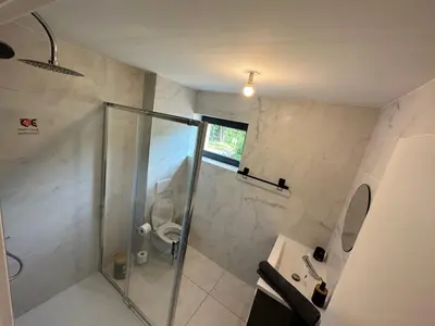 Salle de bains dans l'établissement Cour ancienne école avec Jacuzzi privé
