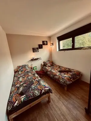 Un ou plusieurs lits dans un hébergement de l'établissement Jardin de l'ancienne école avec Jacuzzi privé
