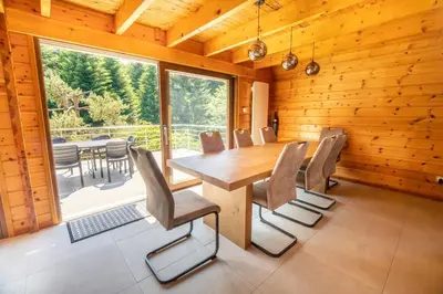 Coin salon dans l'établissement Le Chant du Ruisseau SPA - Sauna
