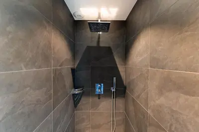 Salle de bains dans l'établissement La Sublime villa avec piscine