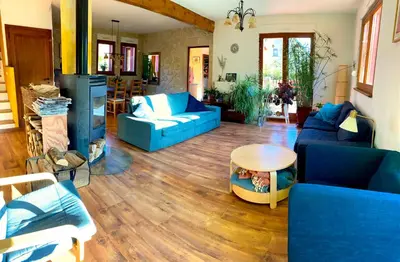 Coin salon dans l'établissement Grande maison bi-familiale, belle vue, piscine