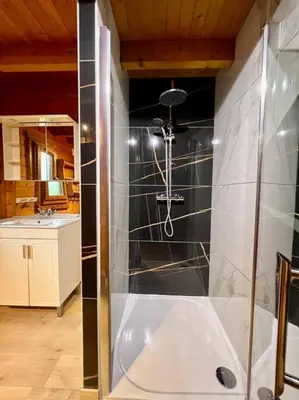 Salle de bains dans l'établissement Chalet Verlaine 4* magnifique et authentique