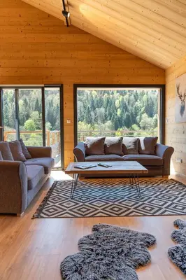 Coin salon dans l'établissement Chalet Victorine, vue imprenable avec spa