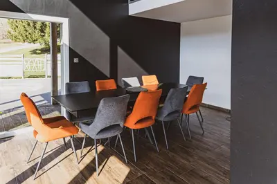 Coin salon dans l'établissement Villa 4 Saisons, avec piscine chauffée et jacuzzi