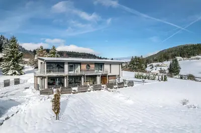 L'établissement Villa 4 Saisons, avec piscine chauffée et jacuzzi en hiver