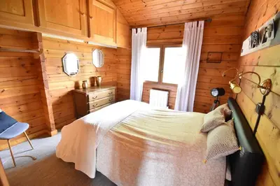 Un ou plusieurs lits dans un hébergement de l'établissement Chalet cosy, cadre apaisant