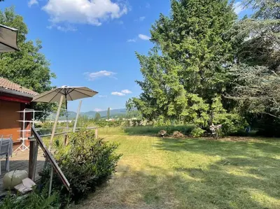 Jardin de l'établissement Chalet cosy, cadre apaisant