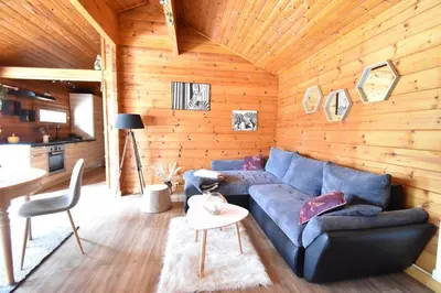 Coin salon dans l'établissement Chalet cosy, cadre apaisant