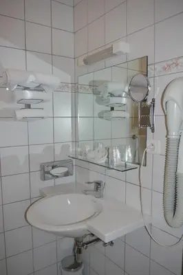 Salle de bains dans l'établissement Hôtel sud alsace
