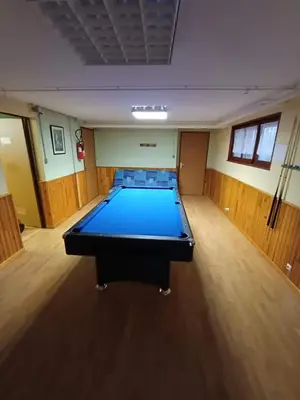 Billard dans l'établissement Maison de la colline de pam