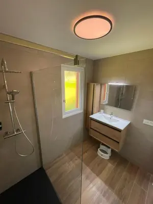 Salle de bains dans l'établissement Chalet Le Cèdre Bleu 10 p - 10 min de Gérardmer