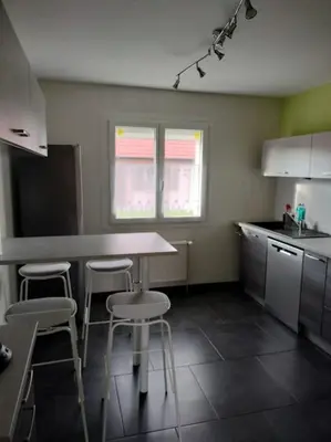 Cuisine ou kitchenette dans l'établissement Maison de vacances