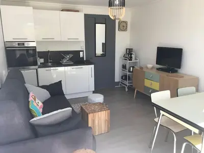 Cuisine ou kitchenette dans l'établissement La Parenthèse Géromoise, à deux pas de la navette pour le ski