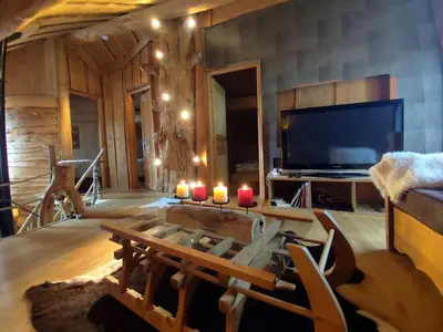 Télévision ou salle de divertissement dans l'établissement Buckey Lodge, à 2 minutes des cascades de Tendon