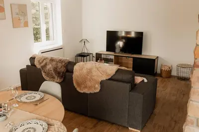 Télévision ou salle de divertissement dans l'établissement Gîte Relais Terrasse