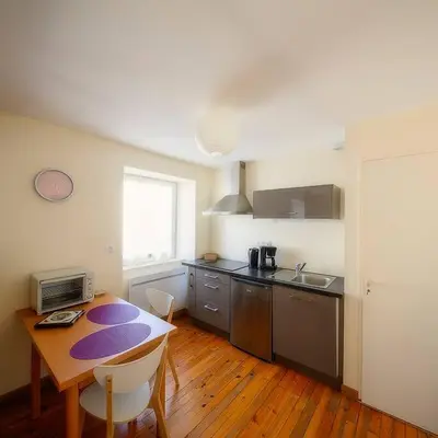 Cuisine ou kitchenette dans l'établissement Cosy duplex indépendant