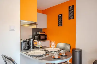 Cuisine ou kitchenette dans l'établissement Ma Préférence - Studio Cozy - Parking Gratuit - Proche Commerces & Transports