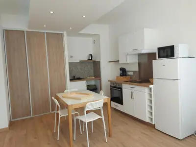 Cuisine ou kitchenette dans l'établissement Appart' DuChatelain lumineux, vue sur château