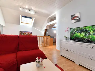 Télévision ou salle de divertissement dans l'établissement Gîte convivial avec terrasse abritée, 3 chambres, cuisine équipée, espace détente, proche autoroutes et pistes cyclables. - FR-1-744-6