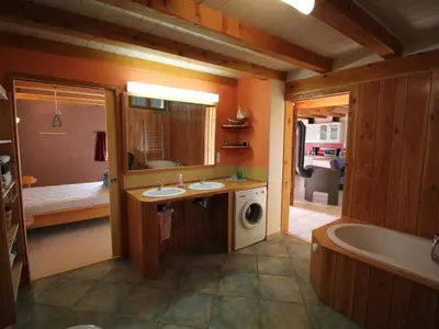 Salle de bains dans l'établissement Gîte Alsacien Authentique | 6 Pers. | Terrasses & Jardin | Adapté PMR - FR-1-744-18