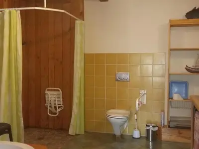 Salle de bains dans l'établissement Gîte Alsacien Authentique | 6 Pers. | Terrasses & Jardin | Adapté PMR - FR-1-744-18
